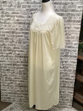 VINTAGE 1980's Amanda Stewart Sears Cream Lace-Trim Short Sleeve Nightgown Sz L